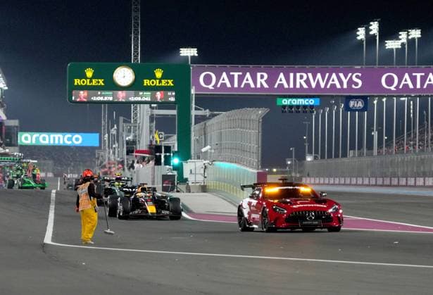 01 12 2024, Losail International Circuit, Doha, Formula 1 Qatar Airways Qatar Grand Prix 2024 ,in the picture marshals clean the track from wreckage Photo by Hasan Bratic DeFodi Images Defodi 506 20241201 hbr 2177 Defodi-506