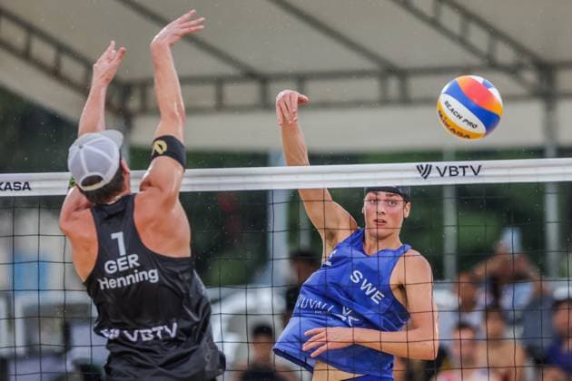 (241202) -- LAGUNA PROVINCE, Dec. 2, 2024 -- Elmer Andersson (R) of Sweden competes against Paul Henning of Germany during the Men s final between Jacob Holting Nilsson Elmer Andersson of Sweden and Paul Henning Tamo Wust of Germany at the 2024 Volleyball World Beach Pro Tour Challenge in Laguna Province, the Philippines on Dec. 1, 2024. ) (SP)PHILIPPINES-LAGUNA PROVINCE-VOLLEYBALL WORLD BEACH PRO TOUR CHALLENGE ROUELLExUMALI 