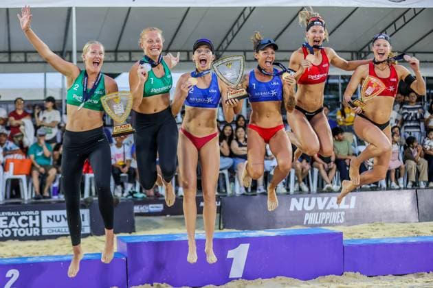 Bilder des Jahres 2024, Sport 12 Dezember Sport Themen der Woche KW48 (241202) -- LAGUNA PROVINCE, Dec. 2, 2024 -- Gold medalists Molly Shaw(3rd R) Toni Rodriguez (3rd L) of the United States silver medalists Noa Sonneville(2nd L) Brecht Piersma(1st L) of the Netherlands and bronze medalists Sandra Ittlinger (2nd R) Kim Van de Velde of Germany celebrate during the awarding ceremony for Women s match at the 2024 Volleyball World Beach Pro Tour Challenge in Laguna Province, the Philippines on Dec. 1, 2024. ) (SP)PHILIPPINES-LAGUNA PROVINCE-VOLLEYBALL WORLD BEACH PRO TOUR CHALLENGE ROUELLExUMALI 