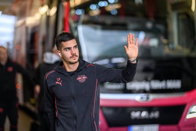 Leipzigs Andre Silva on the bus arrival Soccer 1 Bundesliga, Matchday 11 TSG Hoffenheim RB Leipzig 4 3 23 November 2024 Sinsheim, PreZero Arena TSG Hoffenheim RB Leipzig 4 3