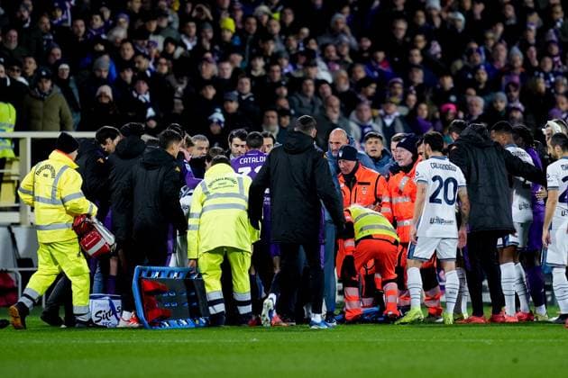 ACF Fiorentina v FC Internazionale - Serie Enilive ACF Fiorentina and FC Internazionale players react as Edoardo Bove of ACF Fiorentina receives medical attention after suddenly collapsing to the ground during the Serie A Enilive match between ACF Fiorentina and FC Internazionale at Stadio Artemio Franchi on December 01, 2024 in Florence, Italy. Florence Stadio Artemio Franchi Florence Italy Copyright: xGiuseppexMaffiax SerieA-Fiorentina-Inter_011224_BRU4250
