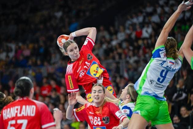Sport Themen der Woche KW 49 Sport Bilder des Tages HANDBALL - EHF EURO 2024 INNSBRUCK,AUSTRIA,02.DEC.24 - HANDBALL - EHF Women s European Championship, EM, Europameisterschaft 2024, group stage, OEHB international match, Länderspiel, Nationalmannschaft Austria vs Slovenia. Image shows Klara Schlegel, Ana Pandza (AUT) and Ana Abina (SLO).  GEPAxpictures xDanielxSchoenherr
