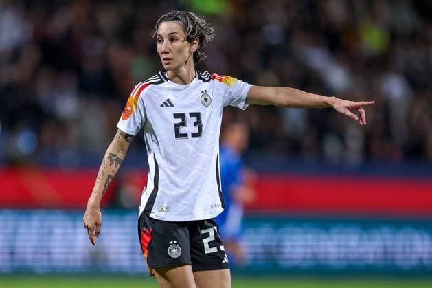 02 12 2024, Womens international soccer match, Germany Italy, Vonovia Ruhrstadion Bochum, season 2024 2025 Sara Doorsoun GER 23 gesticulating DFB regulations prohibit any use of photographs as image sequences and or quasi video North Rhine-Westphalia Germany