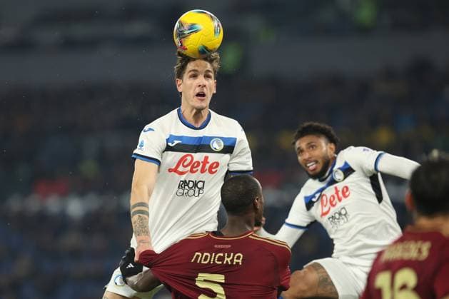 Sport Themen der Woche KW 49 Sport Bilder des Tages Football: Serie A Enilive 2024 2025 - day 14 - AS Roma vs Atalanta Bergamasca Calcio, on december 02, 2024 atOlympic Stadium in Rome Rome, Italy 2.12.2024 : Nicolo Zaniolo of Atalanta , Evan Ndicka of Roma during Italian football championship Serie A Enilive 2024-2025 match AS Roma vs Atalanta Bergamasca Calcio at Stadio Olimpico in Rome on December 2, 2024. Rome Olympic stadium italy italy Copyright: xmarcoxiacobucci