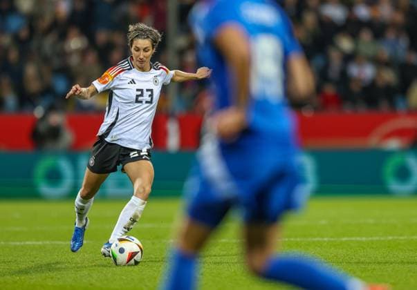 GER, Bochum, Germany vs Italy, international match, football, DFB, season 2024 2025, Vonovia Ruhrstadion, friendly match, in the picture from l Sara Doorsoun Germany 23 , Martina Lenzini DFB DFL REGULATIONS PROHIBIT ANY USE OF PHOTOGRAPHS AS IMAGE SEQUENCES AND OR QUASI VIDEO, 02 12 2024, Copyright: HMBxMedia HendrikxHamelau