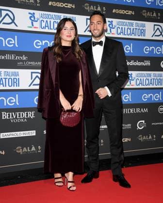 Milano, Red Carpet Galà del calcio AIC 2024 - Hakan Calhanoglu con la moglie, Sinem Gundogdu  Copyright: xAlbertoxTerenghix xipa-agency.nex xVenezia2020x 0782902728st