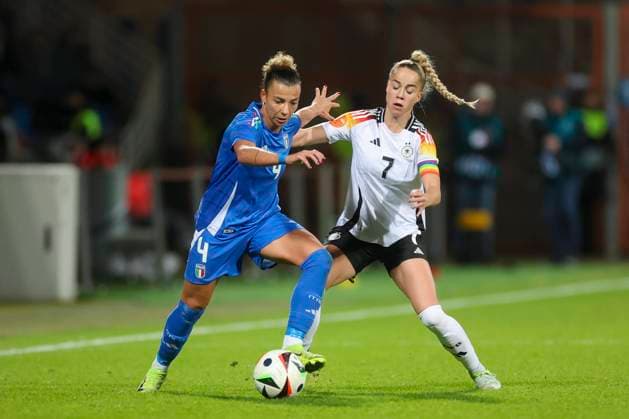 Arianna Caruso Italy and Giulia Gwinn Germany battle for the ball, Women s International Friendly, Germany v Italy, Vonovia Ruhrstadion on December 02, 2024 in Bochum, Germany Photo by Marco Steinbrenner DeFodi Images Arianna Caruso Italy and Giulia Gwinn Germany battle for the ball, Women s International Friendly, Germany v Italy, Vonovia Ruhrstadion, December 2, 2024 in Bochum, Germany Photo by Marco Steinbrenner DeFodi Images Defodi 700 ger ita 20241202 198 Defodi-700