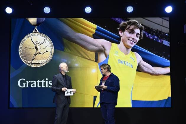 Bilder des Jahres 2024, Sport 12 Dezember Sport Themen der Woche KW 49 Sport Bilder des Tages STOCKHOLM, SVERIGE 20241203 Anders Lindblad, sportkrönikör och sekreterare i Bragdnämnden och konferenciern Henrik Torehammar vid tillkännagivandet att stavhopparen Armand Duplantis far Svenska Dagbladets guldmedalj, Bragdguldet 2024. STOCKHOLM SVERIGE x10430x *** STOCKHOLM, SWEDEN 20241203 Anders Lindblad, sports columnist and secretary of the Bragdnämnden and host Henrik Torehammar at the announcement that pole vaulter Armand Duplantis will receive the Svenska Dagbladet gold medal, the Bragdguldet 2024 STOCKHOLM SWEDEN x10430x  Copyright: xChristinexOlsson TTx BRAGDGULDET 2024