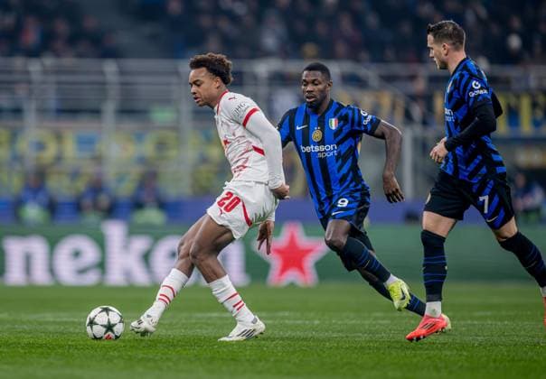 Leipzigs Assan Ouedraogo gegen Mailands Marcus Thuram. Fussball UEFA Champions League, 5. Spieltag: Inter Mailand - RB Leipzig 1:0. 26. November 2024 Giuseppe-Meazza-Stadion, Mailand (Italien). Inter Mailand - RB Leipzig 1:0 *** Leipzigs Assan Ouedraogo v Milans Marcus Thuram Football UEFA Champions League, Matchday 5 Inter Milan RB Leipzig 1 0 26 November 2024 Giuseppe Meazza Stadium, Milan Italy Inter Milan RB Leipzig 1 0
