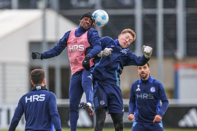 Sport Themen der Woche KW 49 Sport Bilder des Tages 03.12.2024, Fussball, Saison 2024 2025, 2. Bundesliga, Training FC Schalke 04, v. l. Christopher Antwi-Adjei (FC Schalke 04), Ron-Thorben Hoffmann (FC Schalke 04) Gelsenkirchen NRW Deutschland xRHR-FOTO TRx *** 03 12 2024, Football, Season 2024 2025, 2 Bundesliga, Training FC Schalke 04, f l Christopher Antwi Adjei FC Schalke 04 , Ron Thorben Hoffmann FC Schalke 04 Gelsenkirchen NRW Germany xRHR PHOTO TRx Copyright: RHR-FOTOx RHR-FOTO TR