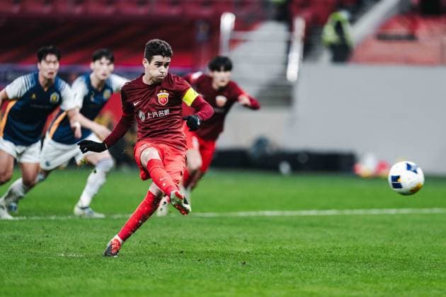 SHANGHAI, CHINA - DECEMBER 03: Oscar 8 of Shanghai Port scores from a penalty kick during the AFC Champions League Elite East Region match between Shanghai Port and Gwangju at Pudong Football Stadium on December 3, 2024 in Shanghai, China.  Copyright: xVCGx 111534424477