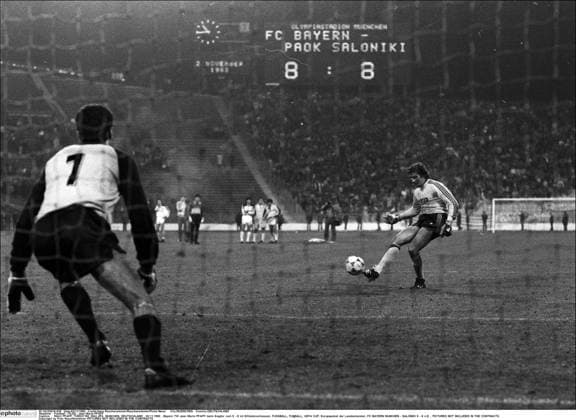 Archivbilder der Woche SPORT KW49 Football : FILES : Jean Marie PFAFF RAU PFAFF_TOR031183_RAU.JPG, MüNCHEN, DEUTSCHLAND , 03.11.1983 , Bayern TW Jean Marie PFAFF beim Siegtor zum 9 - 8 im Elfmeterschiessen, FUSSBALL, FUßBALL, UEFA CUP, Europapokal der Landesmeister, FC BAYERN MüNCHEN - SALONIKI 9 - 8 n.E. , MUENCHEN DEUTSCHLAND  Copyright: xHansxRauchensteinerx PFAFF_TOR031183_RAU.JPG