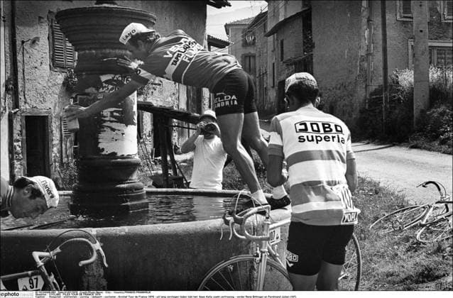 Archivbilder der Woche SPORT KW49 CYCLING : FILES TOUR DE FRANCE 1978 Hoogvliet - wielrennen - cycling - radsport - cyclisme - Archief Tour de France 1978 - uit lang vervlogen tijden lijkt het: Sean Kelly zoekt verfrissing - verder Rene Bittinger en Ferdinand Julien (107) - FRANCE-FRANKRIJK  Copyright: xx 10124308-093