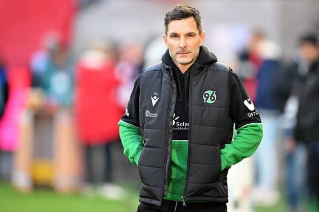 Koeln, Rheinenergiestadion, 30 11 24, GER, Herren, 2 Bundesliga, Saison 2024 2025, 1 FC Koeln Hannover 96 Bild Trainer Stefan LEITL Hannover Only for editorial use DFL regulations prohibit any use of photographs as image sequences and or quasi video NRW Germany
