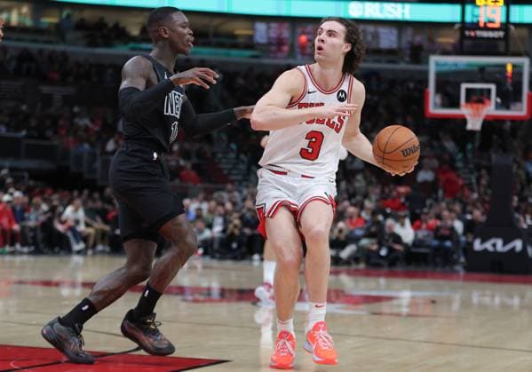 CHICAGO, IL - DECEMBER 02: Dennis Schroder 17 of the Brooklyn Nets guards Josh Giddey 3 of the Chicago Bulls during the first half against the Brooklyn Nets on December 2, 2024 at the United Center in Chicago, Illinois. (Photo by Melissa Tamez Icon Sportswire) NBA, Basketball Herren, USA DEC 02 Nets at Bulls EDITORIAL USE ONLY Icon24120249
