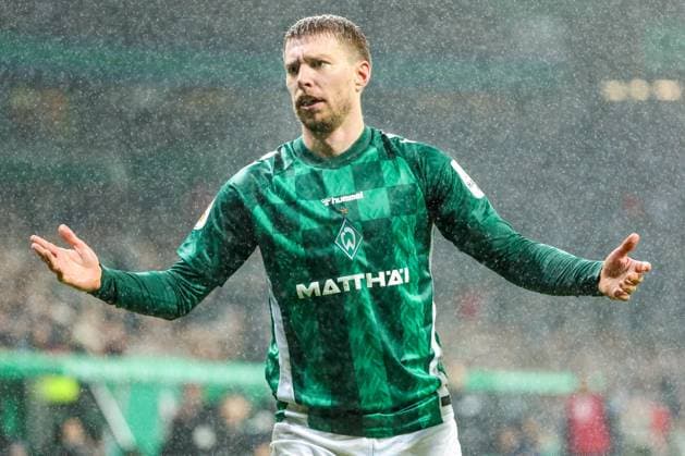 DFB Pokal - SV Werder Bremen - SV Darmstadt 98 am 03.12.2024 im Weserstadion in Bremen Mitchell Weiser (Bremen 8) gestikuliert *** DFB Pokal SV Werder Bremen SV Darmstadt 98 on 03 12 2024 at Weserstadion in Bremen Mitchell Weiser Bremen 8 gestures MH