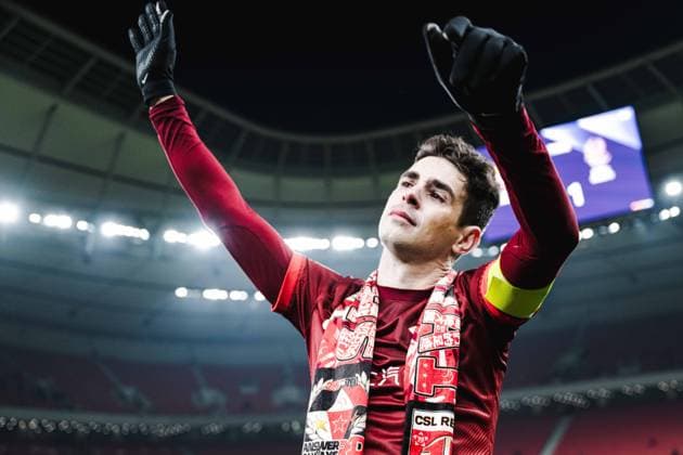 SHANGHAI, CHINA - DECEMBER 03: Oscar 8 of Shanghai Port thanks fans following the AFC Champions League Elite East Region match between Shanghai Port and Gwangju at Pudong Football Stadium on December 3, 2024 in Shanghai, China.  Copyright: xVCGx 111534430389