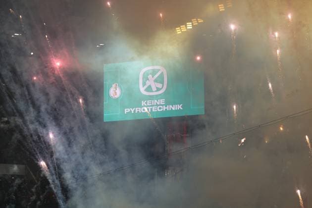 Sport Themen der Woche KW 49 Sport Bilder des Tages GER, DFB Pokal, Achtelfinale, 1. FC Koeln vs. Hertha BSC Berlin 04.12.2024, Rheinenergiestadion, , Koeln, GER, DFB Pokal, Achtelfinale, 1. FC Koeln vs. Hertha BSC Berlin , im Bild: Pyrotechnik, Feuerwerk, Rauch, Gefahr, Feuer, Leuchtfeuer, Kurve, Köln *** GER, DFB Pokal, Round of 16, 1 FC Koeln vs Hertha BSC Berlin 04 12 2024, Rheinenergiestadion, , Koeln, GER, DFB Pokal, Round of 16, 1 FC Koeln vs Hertha BSC Berlin , im Bild Pyrotechnik, Feuerwerk, Rauch, Gefahr, Feuer, Leuchtfeuer, Kurve, Köln nordphotoxGmbHx xMeuter nph00351