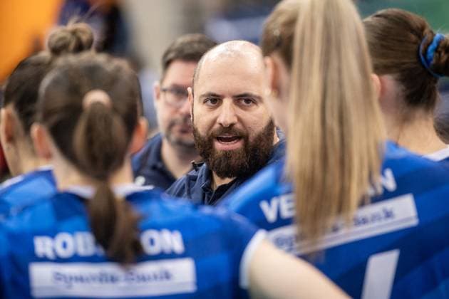 Konstantin Bitter Allianz MTV Stuttgart, Coach Speaks to the Team GER, Allianz MTV Stuttgart vs USC Muenster, Volleyball Bundesliga, VBL, Season 2024 2025, 04 12 2024 GER, Allianz MTV Stuttgart vs USC Muenster, Volleyball Bundesliga, VBL, Season 2024 2025, 04 12 2024 Stuttgart Copyright: xSandyxDinkelackerx EP_SDR