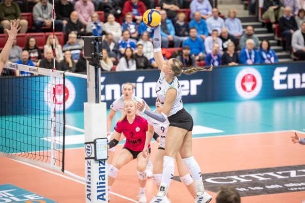 Elena Koemmling USC Muenster, 07 on the ball net GER, Allianz MTV Stuttgart vs USC Muenster, Volleyball Bundesliga, VBL, Season 2024 2025, 04 12 2024 GER, Allianz MTV Stuttgart vs USC Muenster, Volleyball Bundesliga, VBL, Season 2024 2025, 04 12 2024 Stuttgart Copyright: xSandyxDinkelackerx EP_SDR
