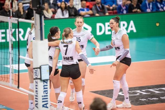 Mia Kirchhoff USC Muenster, 15 , center, Mikala Mogensen USC Muenster, 16 , right and team concentrated looks GER, Allianz MTV Stuttgart vs USC Muenster, Volleyball Bundesliga, VBL, Spielzeit 2024 2025, 04 12 2024 GER, Allianz MTV Stuttgart vs USC Muenster, Volleyball Bundesliga, VBL, Spielzeit 2024 2025, 04 12 2024 Stuttgart Copyright: xSandyxDinkelackerx EP_SDR