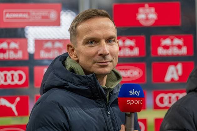 SOCCER - BL, RBS vs Hartberg SALZBURG,AUSTRIA,04.DEC.24 - SOCCER - ADMIRAL Bundesliga, Red Bull Salzburg vs TSV Hartberg. Image shows head coach Pepijn Lijnders (RBS).  GEPAxpictures xWolfgangxKofler