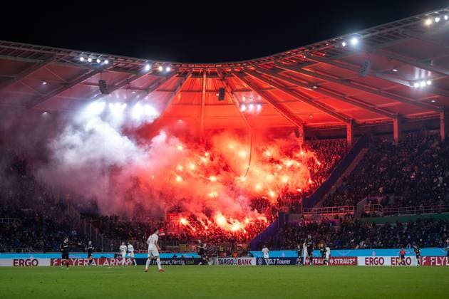 Sport Themen der Woche KW 49 Sport Bilder des Tages Ultras Fans des FCA zuenden Pyrotechnik im Gaesteblock, GER, Karlsruher SC vs FC Augsburg, Fussball, DFB-Pokal, Achtelfinale, Saison 2024 2025, 04.12.2024 DFB regulations prohibit any use of photographs as image sequences and or quasi-video GER, Karlsruher SC vs FC Augsburg, Fussball, DFB-Pokal, Achtelfinale, Saison 2024 2025, 04.12.2024 Karlsruhe *** Ultras fans of FCA use pyrotechnics in the guest block, GER, Karlsruher SC vs FC Augsburg, Football, DFB Pokal, Round of 16, Season 2024 2025, 04 12 2024 DFB regulations prohibit any use of photographs as image sequences and or quasi video GER, Karlsruher SC vs FC Augsburg, Football, DFB Pokal, Round of 16, Season 2024 2025, 04 12 2024 Karlsruhe Copyright: xEibner-Pressefoto Memmlerx EP_MMR