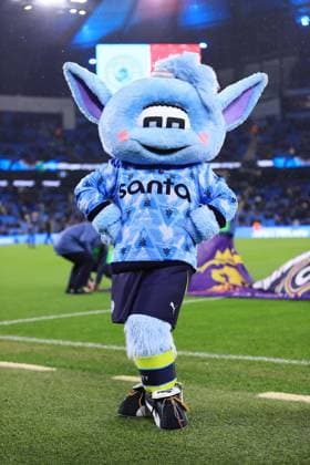 Fußball Premier League Manchester City gegen Nottingham Forest 4. Dezember 2024 Premier League Manchester City gegen Nottingham Forest Manchester City-Maskottchen Moonbeam posiert in einem Weihnachtsmann-Pullover Foto Simon Stacpoole Abseits Manchester UK  Copyright: xSimonxStacpoolexOffside