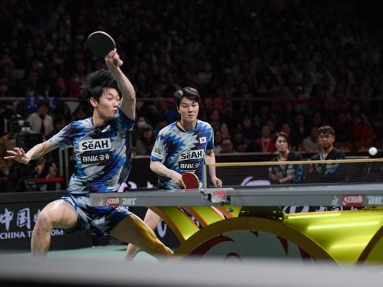 Sport Themen der Woche KW 49 Sport Bilder des Tages (241205) -- CHENGDU, Dec. 5, 2024 -- Cho Daeseong(L) An Jaehyun of South Korea compete in the men s doubles match against Wang Chuqin Liang Jingkun of China during the stage 2 match between China and South Korea at the ITTF Mixed Team World Cup 2024 in Chengdu, southwest China s Sichuan Province, Dec. 5, 2024. ) (SP)CHINA-CHENGDU Table tennis, Tischtennis ITTF MIXED TEAM WORLD CUP-CHN VS KOR(CN) WangxXi 