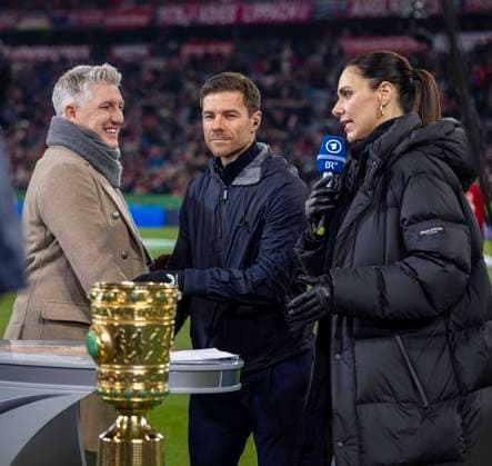 03 12 2024, Football DFB Cup 2024 2025, Round of 16, FC Bayern Munich Bayer Leverkusen, in the Allianz Arena Munich Bastian Schweinsteiger on the sidelines with coach Xabi Alonso Leverkusen and ARD presenter Esther Sedlaczek Germany