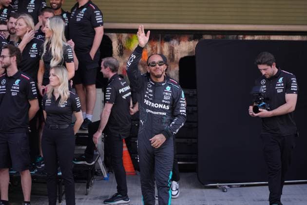 05 12 2024, Yas Marina Circuit, Abu Dhabi, Formula 1 Etihad Airways Abu Dhabi Grand Prix 2024 , in the picture final photo of the entire Mercedes AMG Petronas Formula One Team with their drivers Lewis Hamilton GBR , Mercedes AMG Petronas Formula One Team and George Russell GBR , Mercedes AMG Petronas Formula One Team, Kimi Antonelli and Team Principal and Managing Director Toto Wolff Mercedes AMG Petronas F1 Team Photo by Hasan Bratic DeFodi Images Defodi 506 20241205 hbr 0950