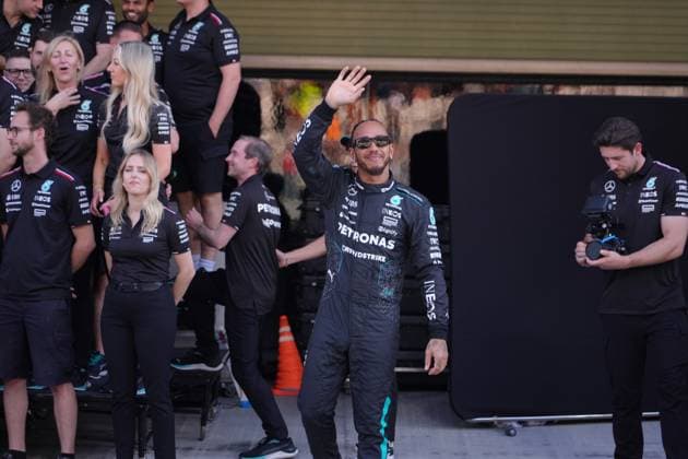 05 12 2024, Yas Marina Circuit, Abu Dhabi, Formula 1 Etihad Airways Abu Dhabi Grand Prix 2024 , in the picture final photo of the entire Mercedes AMG Petronas Formula One Team with their drivers Lewis Hamilton GBR , Mercedes AMG Petronas Formula One Team and George Russell GBR , Mercedes AMG Petronas Formula One Team, Kimi Antonelli and Team Principal and Managing Director Toto Wolff Mercedes AMG Petronas F1 Team Photo by Hasan Bratic DeFodi Images Defodi 506 20241205 hbr 0953