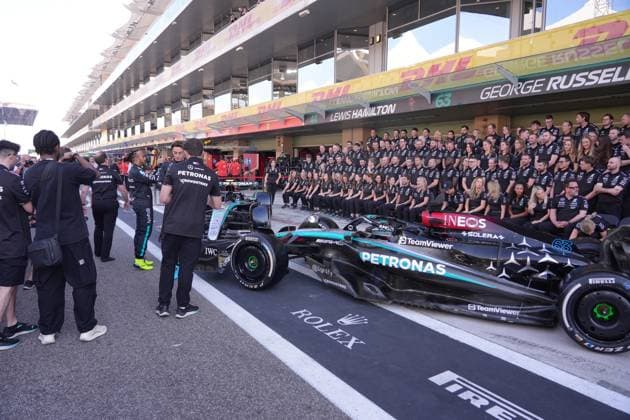 05 12 2024, Yas Marina Circuit, Abu Dhabi, Formula 1 Etihad Airways Abu Dhabi Grand Prix 2024 , in the picture final photo of the entire Mercedes AMG Petronas Formula One Team with their drivers Lewis Hamilton GBR , Mercedes AMG Petronas Formula One Team and George Russell GBR , Mercedes AMG Petronas Formula One Team, Kimi Antonelli and Team Principal and Managing Director Toto Wolff Mercedes AMG Petronas F1 Team Photo by Hasan Bratic DeFodi Images Defodi 506 20241205 hbr 0977