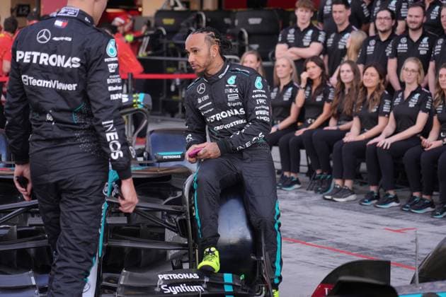 05 12 2024, Yas Marina Circuit, Abu Dhabi, Formula 1 Etihad Airways Abu Dhabi Grand Prix 2024 , in the picture final photo of the entire Mercedes AMG Petronas Formula One Team with their drivers Lewis Hamilton GBR , Mercedes AMG Petronas Formula One Team and George Russell GBR , Mercedes AMG Petronas Formula One Team, Kimi Antonelli and Team Principal and Managing Director Toto Wolff Mercedes AMG Petronas F1 Team Photo by Hasan Bratic DeFodi Images Defodi 506 20241205 hbr 1000