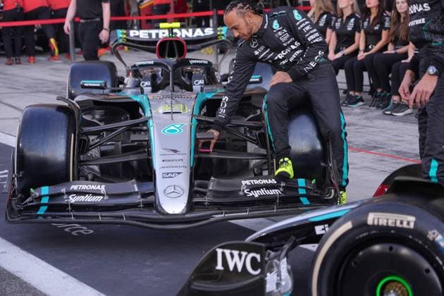 05 12 2024, Yas Marina Circuit, Abu Dhabi, Formula 1 Etihad Airways Abu Dhabi Grand Prix 2024 , in the picture final photo of the entire Mercedes AMG Petronas Formula One Team with their drivers Lewis Hamilton GBR , Mercedes AMG Petronas Formula One Team and George Russell GBR , Mercedes AMG Petronas Formula One Team, Kimi Antonelli and Team Principal and Managing Director Toto Wolff Mercedes AMG Petronas F1 Team Photo by Hasan Bratic DeFodi Images Defodi 506 20241205 hbr 1008