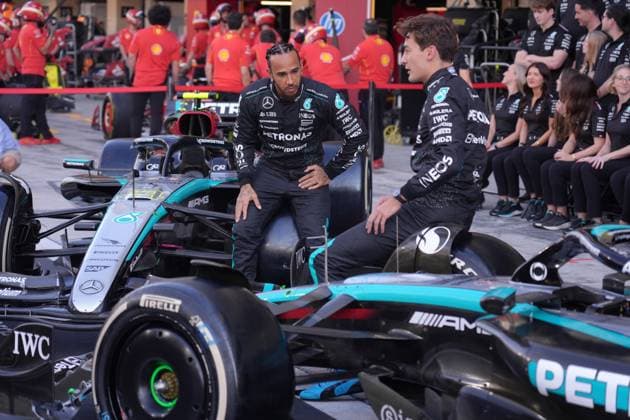 05 12 2024, Yas Marina Circuit, Abu Dhabi, Formula 1 Etihad Airways Abu Dhabi Grand Prix 2024 , in the picture final photo of the entire Mercedes AMG Petronas Formula One Team with their drivers Lewis Hamilton GBR , Mercedes AMG Petronas Formula One Team and George Russell GBR , Mercedes AMG Petronas Formula One Team, Kimi Antonelli and Team Principal and Managing Director Toto Wolff Mercedes AMG Petronas F1 Team Photo by Hasan Bratic DeFodi Images Defodi 506 20241205 hbr 1054