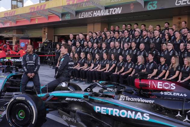 05 12 2024, Yas Marina Circuit, Abu Dhabi, Formula 1 Etihad Airways Abu Dhabi Grand Prix 2024 , in the picture final photo of the entire Mercedes AMG Petronas Formula One Team with their drivers Lewis Hamilton GBR , Mercedes AMG Petronas Formula One Team and George Russell GBR , Mercedes AMG Petronas Formula One Team, Kimi Antonelli and Team Principal and Managing Director Toto Wolff Mercedes AMG Petronas F1 Team Photo by Hasan Bratic DeFodi Images Defodi 506 20241205 hbr 1090