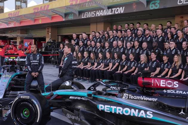 05 12 2024, Yas Marina Circuit, Abu Dhabi, Formula 1 Etihad Airways Abu Dhabi Grand Prix 2024 , in the picture final photo of the entire Mercedes AMG Petronas Formula One Team with their drivers Lewis Hamilton GBR , Mercedes AMG Petronas Formula One Team and George Russell GBR , Mercedes AMG Petronas Formula One Team, Kimi Antonelli and Team Principal and Managing Director Toto Wolff Mercedes AMG Petronas F1 Team Photo by Hasan Bratic DeFodi Images Defodi 506 20241205 hbr 1095