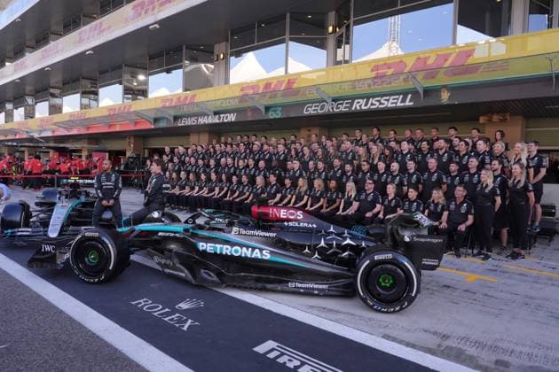 05 12 2024, Yas Marina Circuit, Abu Dhabi, Formula 1 Etihad Airways Abu Dhabi Grand Prix 2024 , in the picture final photo of the entire Mercedes AMG Petronas Formula One Team with their drivers Lewis Hamilton GBR , Mercedes AMG Petronas Formula One Team and George Russell GBR , Mercedes AMG Petronas Formula One Team, Kimi Antonelli and Team Principal and Managing Director Toto Wolff Mercedes AMG Petronas F1 Team Photo by Hasan Bratic DeFodi Images Defodi 506 20241205 hbr 1099
