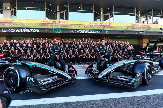 Sport Themen der Woche KW 49 Sport Bilder des Tages Lewis Hamilton of Great Britain and Mercedes AMG Petronas F1 Team and George Russell of Great Britain and Mercedes AMG Petronas F1 Team gestikuliert, Gestik, Previews, F1 Grand Prix of Abu Dhabi, Yas Marina Circuit am 05. December 2024 in Abu Dhabi, United Arab Emirates. (Foto von Diogo Cardoso DeFodi Images) Lewis Hamilton of Great Britain and Mercedes AMG Petronas F1 Team and George Russell of Great Britain and Mercedes AMG Petronas F1 Team pose for the end of the season team photo, Previews, F1 Grand Prix of Abu Dhabi, Yas Marina Circuit on December 5, 2024 in Abu Dhabi, United Arab Emirates. (Photo by Diogo Cardoso DeFodi Images) Defodi-645_f1abu20241205_031 *** Lewis Hamilton of Great Britain and Mercedes AMG Petronas F1 Team and George Russell of Great Britain and Mercedes AMG Petronas F1 Team gestures, gestures, previews, F1 Grand Prix of Abu Dhabi, Yas Marina Circuit on 05 December 2024 in Abu Dhabi, United Arab Emirates Photo by Diogo Cardoso DeFodi Images Lewis Hamilton of Great Britain and Mercedes AMG Petronas F1 Team and George Russell of Great Britain and Mercedes AMG Petronas F1 Team pose for the end of the season team photo, Previews, F1 Grand Prix of Abu Dhabi, Yas Marina Circuit on December 5, 2024 in Abu Dhabi, United Arab Emirates Photo by Diogo Cardoso DeFodi Images Defodi 645 f1abu20241205 031 Defodi-645