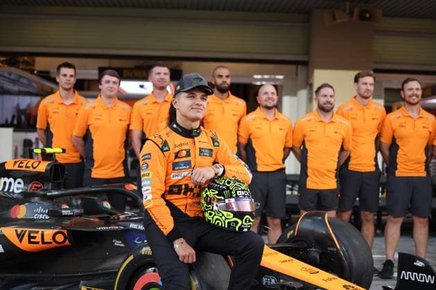 Lando Norris McLaren Formula 1 Team, 04 , Team Photo, ARE, Formula 1 World Championship, Abu Dhabi Grand Prix, Yas Marina Circuit, Media Day, 05 12 2024 ARE, Formula 1 World Championship, Abu Dhabi Grand Prix, United Arab Emirates, Yas Marina Circuit, 05 12 2024 Abu Dhabi Copyright: xEibner-Pressefoto AnnikaxGrafx EP_AGF