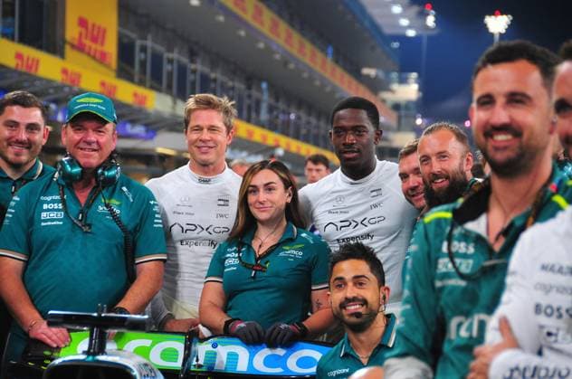 05 12 2024, Yas Marina Circuit, Abu Dhabi, Formula 1 Etihad Airways Abu Dhabi Grand Prix 2024 , pictured Actors Brad Pitt and Damson Idris with the mechanics of the Aston Martin Aramco Cognizant Formula One Team Photo by Hasan Bratic DeFodi Images Defodi 506 20241205 hbr 1628