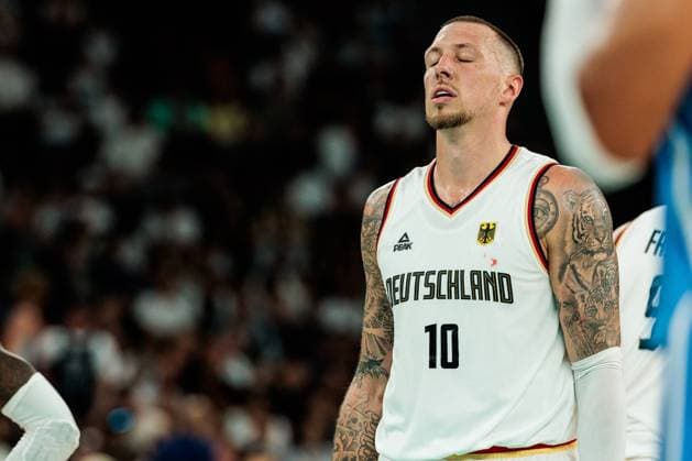 FRA, Paris, Olympic Games Paris 2024, 06 08 2024, Basketball Men Quarterfinals Germany Greece, Bercy Arena Daniel Theis Germany, 10 at the free throw line, concentration Copyright: HMBxMedia SteffiexWunderl