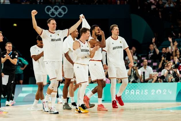 FRA, Paris, Olympischen Spiele Paris 2024, (06.08.2024, Basketball Herren Viertelfinale Deutschland - Griechenland, Bercy Arena) Jubel auf der deutschen Bank Johannes Voigtmann (Deutschland, 7), Andreas Obst (Deutschland, 42), Johannes Thiemann (Deutschland, 32), Moritz Wagner (Deutschland, 13) *** FRA, Paris, Olympic Games Paris 2024, 06 08 2024, Basketball Men Quarterfinals Germany Greece, Bercy Arena Cheering on the German bench Johannes Voigtmann Germany, 7 , Andreas Obst Germany, 42 , Johannes Thiemann Germany, 32 , Moritz Wagner Germany, 13 Copyright: HMBxMedia SteffiexWunderl