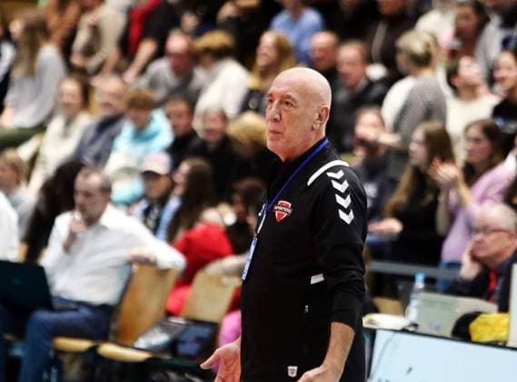 headcoach Nedim OEZBET Ankara , He Volleyballl, CEV Challenge Cup, 2024 25, WWK Volleys Herrsching vs SK Ankara, 05 12 24, GCDW Arena, Herrsching Copyright: WolfgangxFehrmann