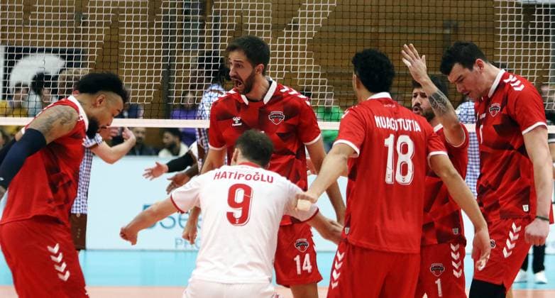 Joy among the players of SK Ankara after winning a point, He Volleyballl, CEV Challenge Cup, 2024 25, WWK Volleys Herrsching vs SK Ankara, 05 12 24, GCDW Arena, Herrsching Copyright: WolfgangxFehrmann
