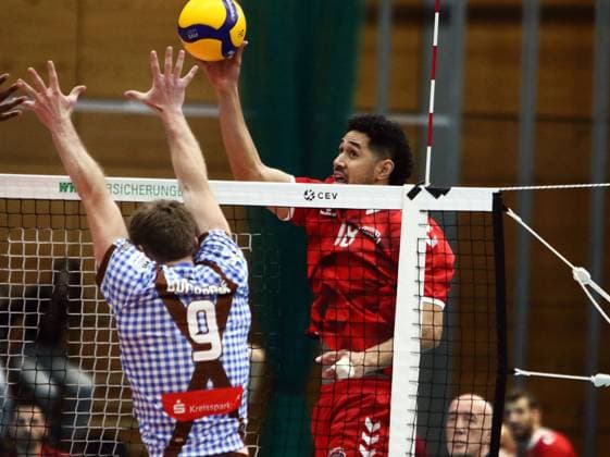 from left Eric BURGGRAEF Herrsching , Thomas MUAGUTUTIA Ankara , He Volleyballl, CEV Challenge Cup, 2024 25, WWK Volleys Herrsching vs SK Ankara, 05 12 24, GCDW Arena, Herrsching Copyright: WolfgangxFehrmann