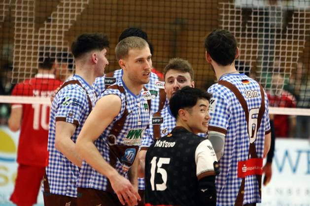 Herrsching joy after point win, He Volleyballl, CEV Challenge Cup, 2024 25, WWK Volleys Herrsching vs SK Ankara, 05 12 24, GCDW Arena, Herrsching Copyright: WolfgangxFehrmann
