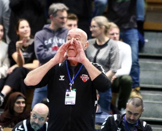 headcoach Nedim OEZBET Ankara , He Volleyballl, CEV Challenge Cup, 2024 25, WWK Volleys Herrsching vs SK Ankara, 05 12 24, GCDW Arena, Herrsching Copyright: WolfgangxFehrmann