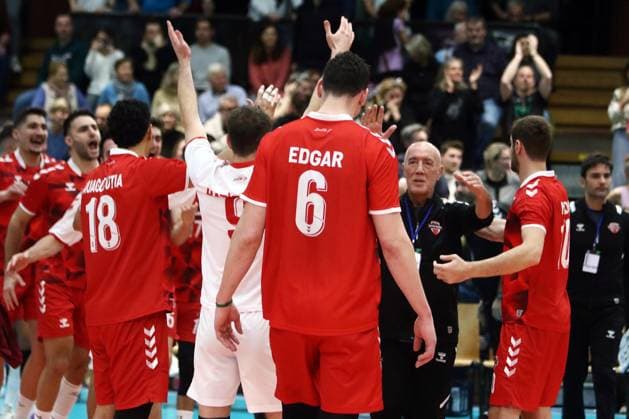 Ankara players with coach after the victory, He Volleyballl, CEV Challenge Cup, 2024 25, WWK Volleys Herrsching vs SK Ankara, 05 12 24, GCDW Arena, Herrsching Copyright: WolfgangxFehrmann